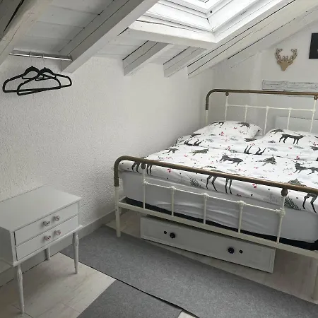 Les Coeurs Brises Chalet