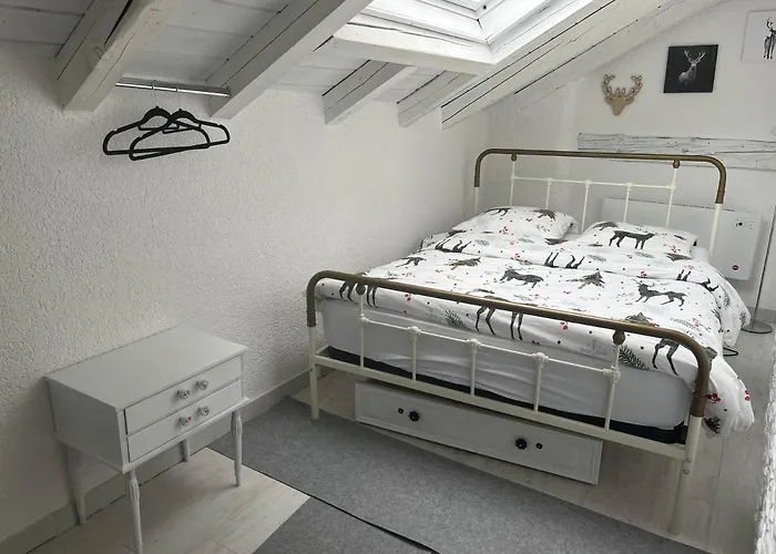 Les Coeurs Brises Chalet